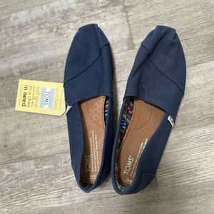Navy blue women’s toms